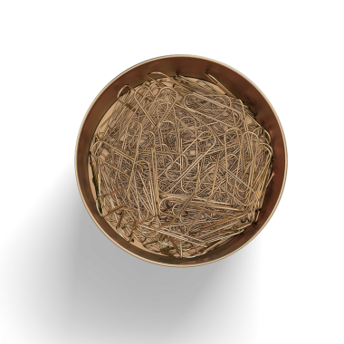 Üst görünüm gerçekçi altın kağıt atacı sade arka planda izole, element tasarımları için kullanışlı.