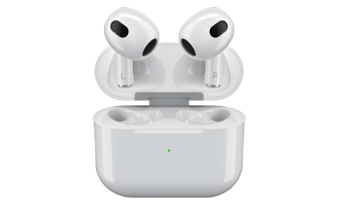 Bir çift kablosuz kulaklık şarj çantasına yerleştirilmiş, modern ses teknolojisi sergileniyor..