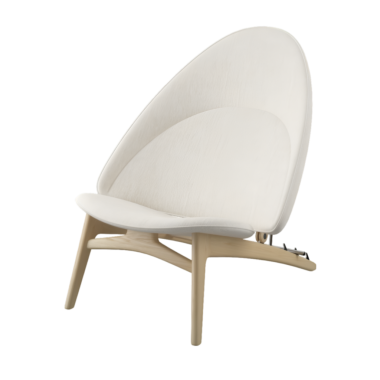Beyaz yastıklı ve ahşap çerçeveli çağdaş bir kabuk sandalye. Modern iç mekanlar için ideal, şık ve rahat bir oturma seçeneği sunuyor. Oturma odaları için mükemmel..