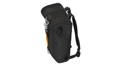 Günlük kullanım ve seyahat için uygun konfor ve tarz için tasarlanmış parlak, modern bir siyah çanta..