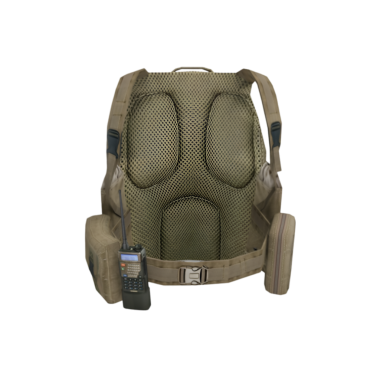 Bir ağ tasarımı ve eklenmiş iletişim aygıtı içeren taktik bir sırt çantası..