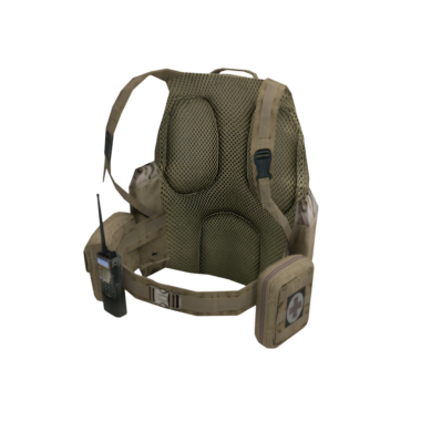 Ekipman taşımak için tasarlanmış bir taktik sırt çantası, cepleri ve iletişim cihazı..