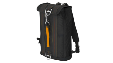 Turuncu aksanlı, pratik ve stil için tasarlanmış parlak siyah bir sırt çantası..