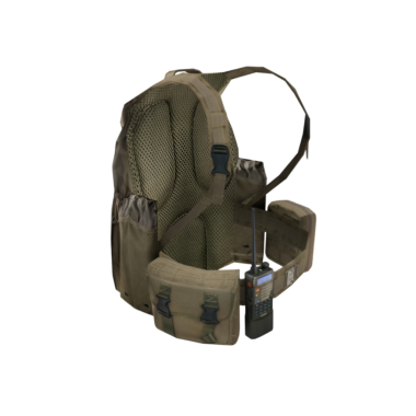 Ağ dolgusu ve vites depolama için birden fazla cebi olan taktik bir sırt çantası.