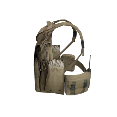 Dış aktiviteler için tasarlanmış bir taktik sırt çantası, dişli organizasyonu için birden fazla bölmesi var..