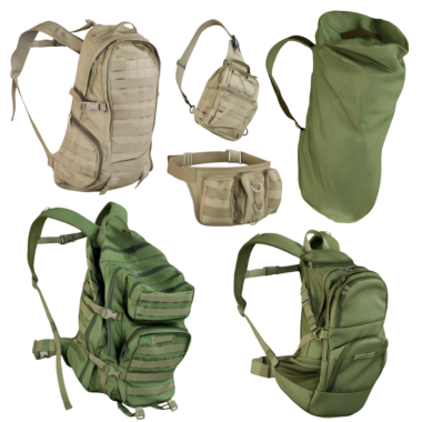 Dış ve askeri kullanım için farklı stil ve boyutlarda çeşitli taktik sırt çantaları koleksiyonu.