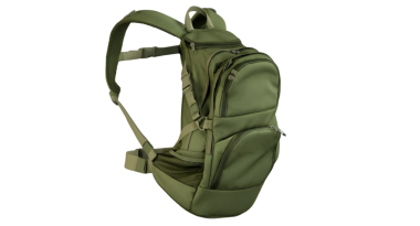 Açık hava aktiviteleri için tasarlanmış, depolama ve konfor için birden fazla bölmesi olan yeşil bir sırt çantası..