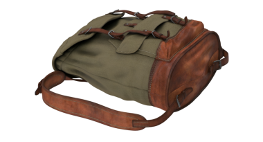 Deri aksanlı, engebeli bir sırt çantası. Açık hava maceraları ya da seyahat için uygun..