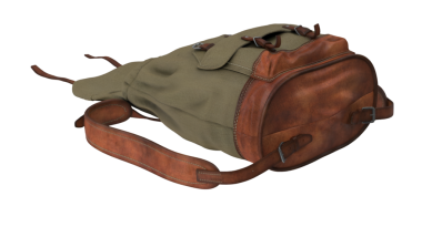 Açık hava kullanımı için tasarlanmış branda ve deri kombinasyonu içeren engebeli bir sırt çantası..