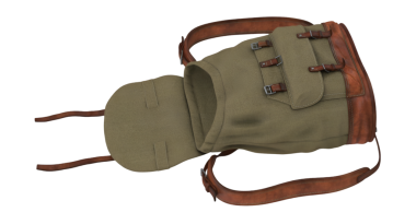 Deri kayışlı, çoklu cepli engebeli bir sırt çantası. Açık hava maceraları için ideal..