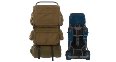 Üstü açılır bir sırt çantasının bu arka görüntüsü onun sağlam çerçevesini ve ayarlanabilir kayışlarını ön plana çıkarıyor. Uzun yürüyüşler ve maceralar boyunca konfor ve dayanıklılık için tasarlandı..