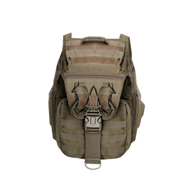 Bu taktik sırt çantasının ön görünüşü birden fazla cebini ve sağlam yapısını gösteriyor, çeşitli teçhizat ve ekipmanları talep eden ortamlarda taşımak için tasarlanmış..