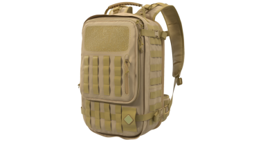 Ek teçhizat eklemek için molekül sistemiyle donatılmış bronz bir taktik sırt çantası. Askeri, yürüyüş ve açık hava faaliyetleri için ideal, dayanıklı malzemeler ve geniş depolama alanı