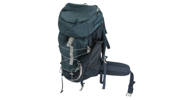 Ayarlanabilir kayışlara ve ideal konfor ve depolama kapasitesi için çoklu ceplere sahip parlak mavi ve siyah bir yürüyüş çantasının yan görünümü