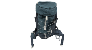 Açık hava aktiviteleri için tasarlanmış bir sırt çantası, üst kapağı ve kolaylık için ayarlanabilir kayışlar içeriyor.