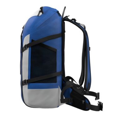 Açık hava aktiviteleri için tasarlanmış mavi ve beyaz bir sırt çantası, kayışlar ve bir ağ cebi.