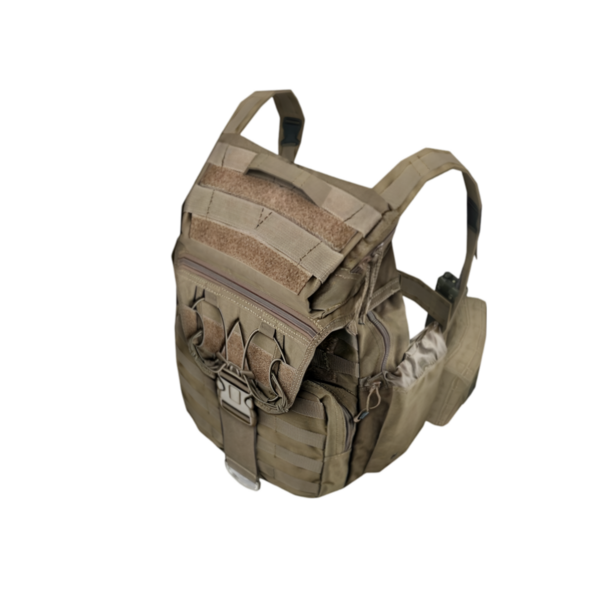 Bu taktik sırt çantası etkin bir organizasyon ve depolama için birden fazla bölme içeriyor. Sert tasarımı ve dayanıklı materyalleri onu açık hava maceraları ve askeri kullanım için ideal kılıyor..