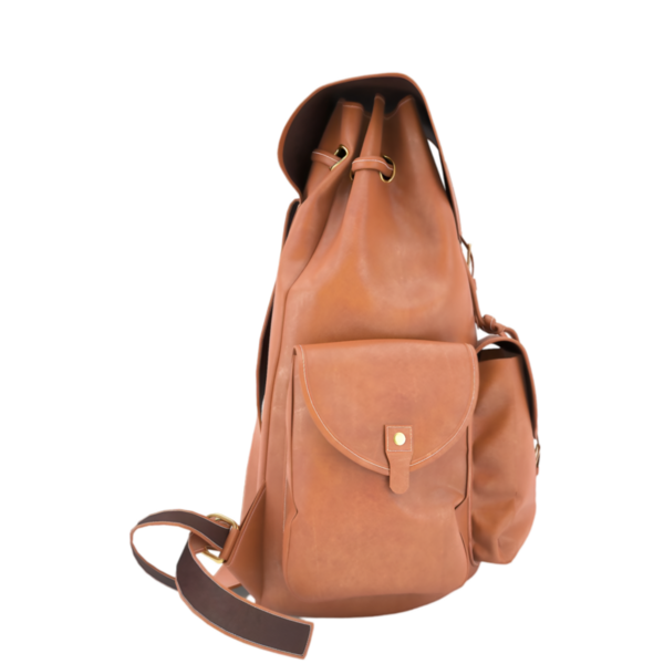 Ön cebinde seyahat ve günlük kullanım için tasarlanmış şık kahverengi bir sırt çantası..