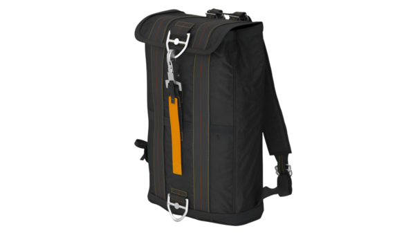 Turuncu aksanlı, pratik ve stil için tasarlanmış parlak siyah bir sırt çantası..