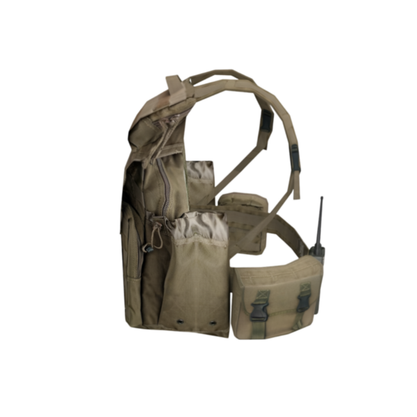 Dış aktiviteler için tasarlanmış bir taktik sırt çantası, dişli organizasyonu için birden fazla bölmesi var..