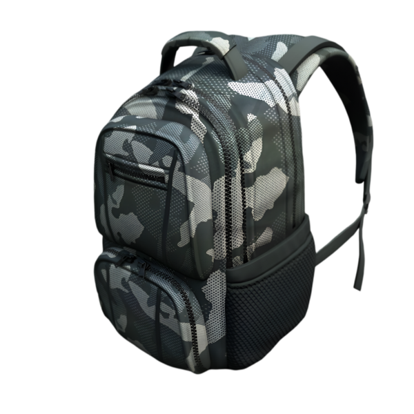 Organizasyon ve kolaylık için birden fazla bölmesi olan şık bir kamuflaj sırt çantası..