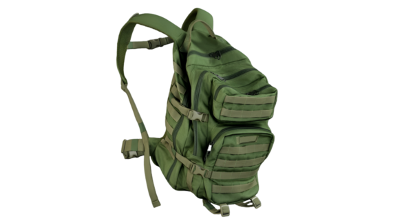 Açık hava aktiviteleri ve seyahat için tasarlanmış yeşil bir taktik sırt çantası..