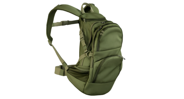 Açık hava aktiviteleri için tasarlanmış, depolama ve konfor için birden fazla bölmesi olan yeşil bir sırt çantası..
