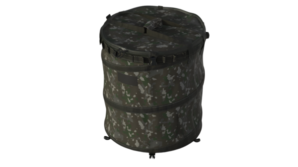 Açık hava kullanımı için tasarlanmış, yuvarlak, kamuflaj desenli bir depolama konteynırı..