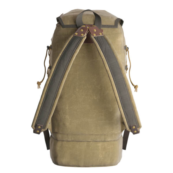 Açık hava aktiviteleri ve seyahat için tasarlanmış sağlam, antika bir sırt çantası..