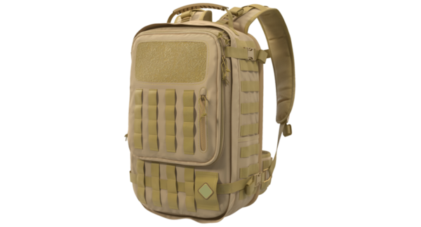 Ek teçhizat eklemek için molekül sistemiyle donatılmış bronz bir taktik sırt çantası. Askeri, yürüyüş ve açık hava faaliyetleri için ideal, dayanıklı malzemeler ve geniş depolama alanı