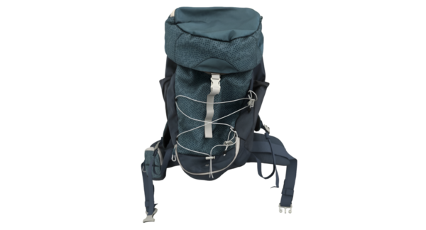 Açık hava aktiviteleri için tasarlanmış bir sırt çantası, üst kapağı ve kolaylık için ayarlanabilir kayışlar içeriyor.