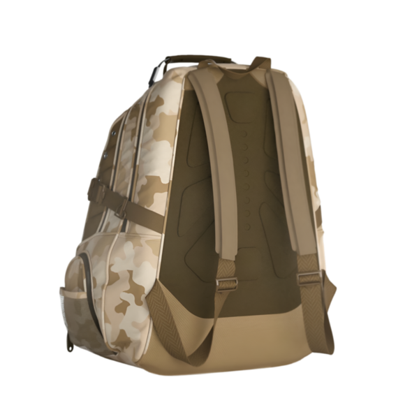 Açık hava aktiviteleri ve seyahat için tasarlanmış kamufle edilmiş bir sırt çantası..