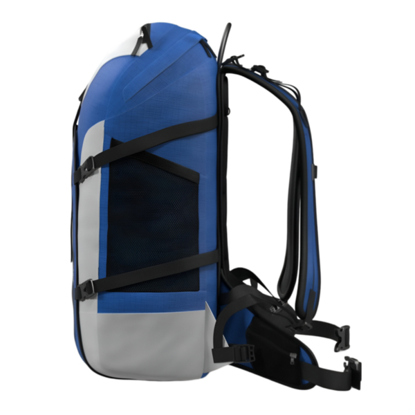 Açık hava aktiviteleri için tasarlanmış mavi ve beyaz bir sırt çantası, kayışlar ve bir ağ cebi.