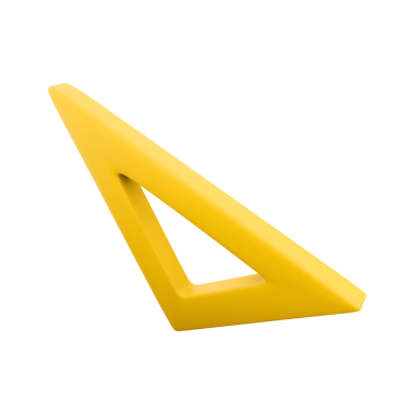 Bir üçgene benzeyen biçimlendirilmiş sarı geometrik şekil, muhtemelen tasarım ya da markalaşma amacıyla kullanılır..