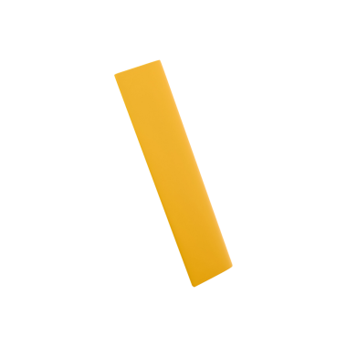 Basit sarı dikdörtgen bir nesne, muhtemelen bir parça peynir ya da benzer bir yiyecek, düz bir arkaplanda sergileniyor..