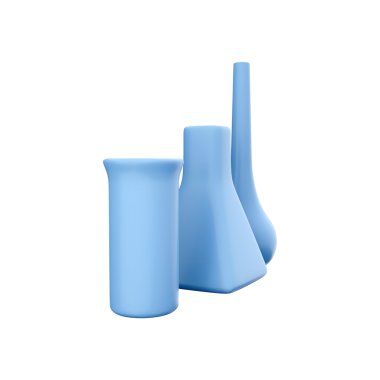Dekoratif amaçlar için tasarlanmış değişik şekillere sahip üç modern mavi vazodan oluşan bir koleksiyon..
