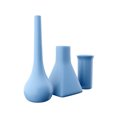 Bilimsel deneylerde kullanılan beher, matara ve deney tüpü de dahil olmak üzere üç mavi laboratuar cam parçasından oluşan bir set..