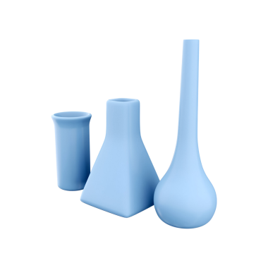 Bilimsel deneyler için kullanılan bir deney tüpü, bir şişe, bir şişe ve bir deney tüpü de dahil olmak üzere üç mavi laboratuvar cam parçasından oluşan bir set..