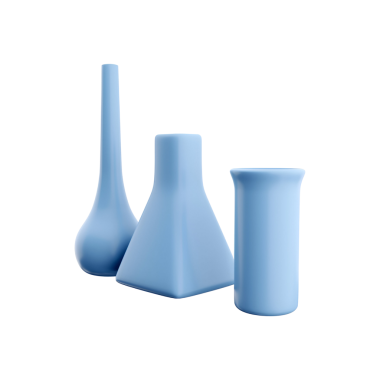 Değişen şekillere sahip mavi seramik vazolardan oluşan bir üçlü, dekoratif amaçlar için ideal ya da sanatsal sergi parçaları olarak.