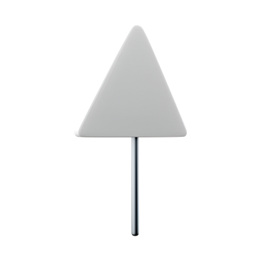 Metalik bir direğin üzerindeki minimalist üçgen ok işareti, genellikle yönsel amaçlar için kullanılır veya belirli bir konumu gösterir..