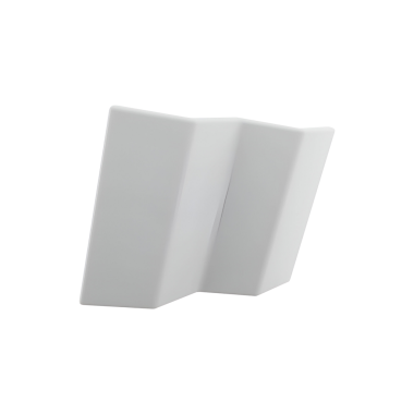 Katlanmış tasarımı olan minimalist beyaz bir nesne, muhtemelen organizasyon için dekoratif bir parça veya fonksiyonel bir nesne olarak hizmet veriyor.