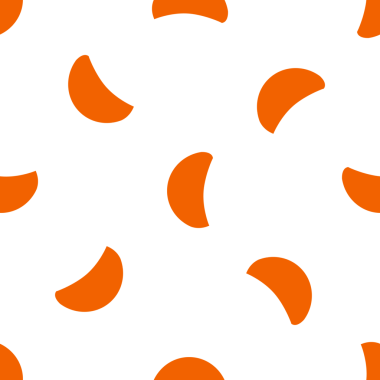 Canlı mandalina segmentleri pürüzsüz beyaz arkaplan desenine dağılmış.