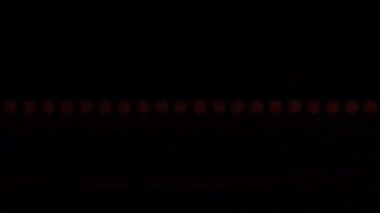 Çember şeklinde parlayan ışıklar.