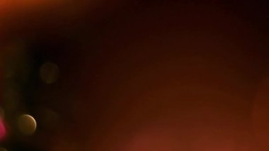 Gece şehrinde ışığın bulanık arkaplanı.