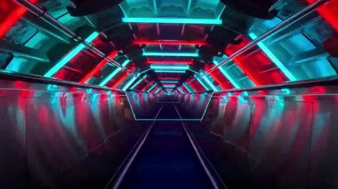 Kırmızı ve mavi ışıklarla aydınlatılmış canlı, fütüristik bir tünel dinamik ve daldırıcı bir atmosfer yaratıyor..