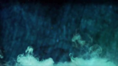 Renklerin ve dokuların büyüleyici bir karışımı girdap halindeki dumanı ya da sisi andırıyor..