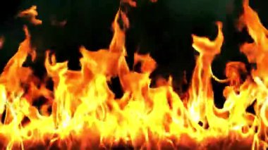 Ateşin yoğunluğunu ve güzelliğini gözler önüne seren, karanlık bir arka planda dans eden canlı bir alev gösterisi..