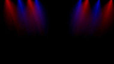 Kırmızı ve mavi spot ışıklarıyla aydınlatılan karanlık bir sahne performans ve olaylar için dramatik bir atmosfer yaratıyor..