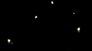 Dağınık ışık ve şekillerden oluşan karanlık bir görüntü soyut ve gizemli bir atmosfer yaratıyor..