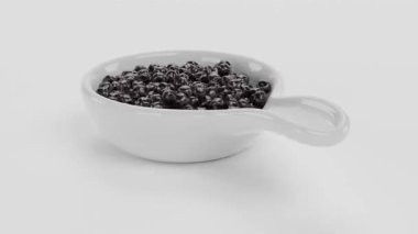 Çekirdekli bir kasede siyah susam